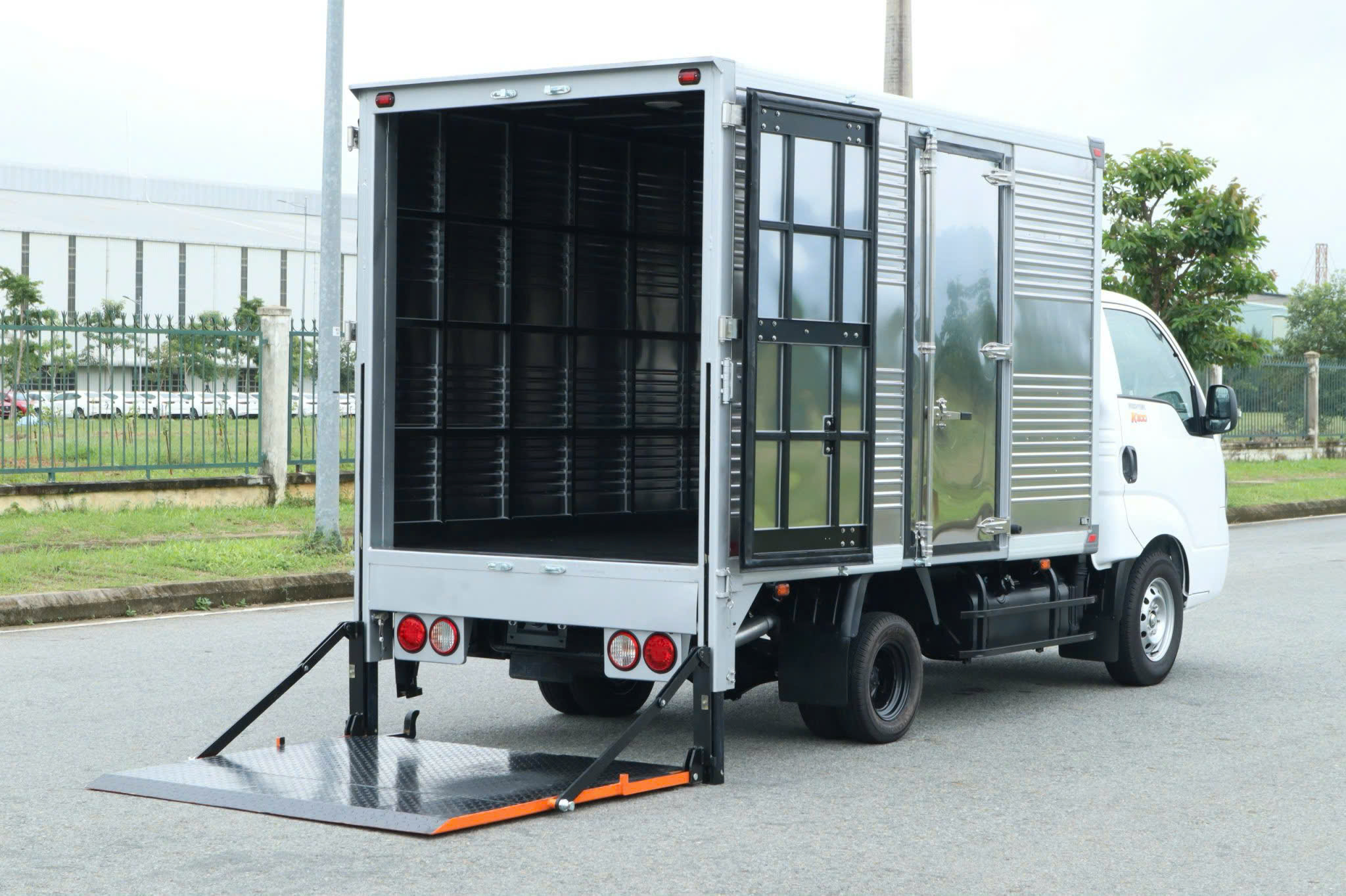 Kia K200 thùng kín bửng nâng chuyên dụng tại Hải Phòng.