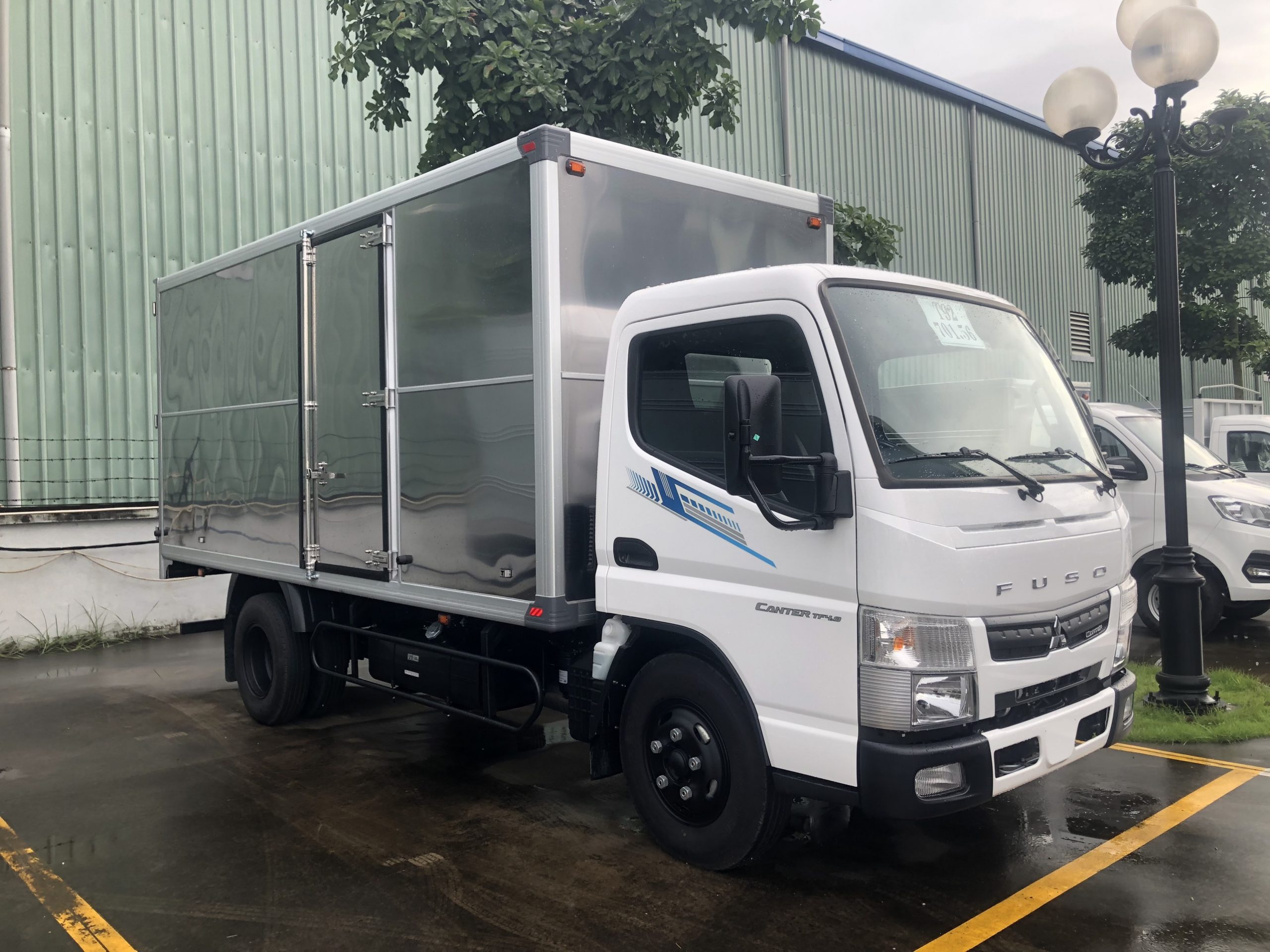 Fuso TF 4.9 tải 1,9 tấn thùng kín Inox430